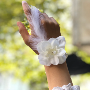Bride to be Nedime Gelin Bilekliği Tüy ve İnci Boncuk Detaylı Beyaz Renkli Bekarlığa Veda Partisi Bilekliği 10 Adet (5492)